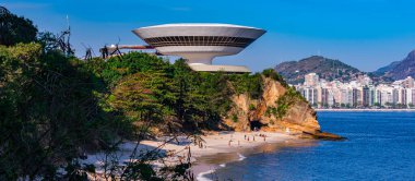 NITEROI, RIO de JANEIRO, BRAZIL - CIRCA 2021: Niteroi Çağdaş Sanat Müzesi 90 'ların sonunda Oscar Niemeyer tarafından tasarlanmıştır. Niemeyer tüm zamanların en ünlü Brezilyalı mimarıdır..