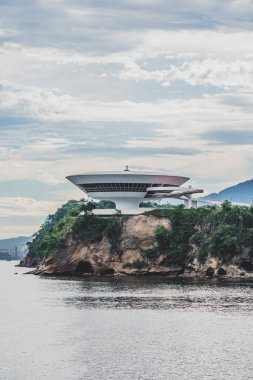 NITEROI, RIO de JANEIRO, BRAZIL - CIRCA 2021: Niteroi Çağdaş Sanat Müzesi 90 'ların sonunda Oscar Niemeyer tarafından tasarlanmıştır. Niemeyer tüm zamanların en ünlü Brezilyalı mimarıdır..