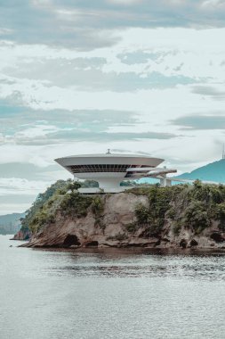 NITEROI, RIO de JANEIRO, BRAZIL - CIRCA 2021: Niteroi Çağdaş Sanat Müzesi 90 'ların sonunda Oscar Niemeyer tarafından tasarlanmıştır. Niemeyer tüm zamanların en ünlü Brezilyalı mimarıdır..
