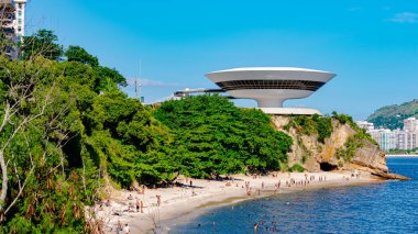 NITEROI, RIO de JANEIRO, BRAZIL - CIRCA 2021: Niteroi Çağdaş Sanat Müzesi 90 'ların sonunda Oscar Niemeyer tarafından tasarlanmıştır. Niemeyer tüm zamanların en ünlü Brezilyalı mimarıdır..
