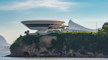 NITEROI, RIO de JANEIRO, BRAZIL - CIRCA 2021: Niteroi Çağdaş Sanat Müzesi 90 'ların sonunda Oscar Niemeyer tarafından tasarlanmıştır. Niemeyer tüm zamanların en ünlü Brezilyalı mimarıdır..