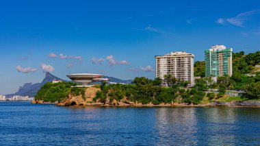 NITEROI, RIO de JANEIRO, BRAZIL - CIRCA 2021: Niteroi Çağdaş Sanat Müzesi 90 'ların sonunda Oscar Niemeyer tarafından tasarlanmıştır. Niemeyer tüm zamanların en ünlü Brezilyalı mimarıdır..
