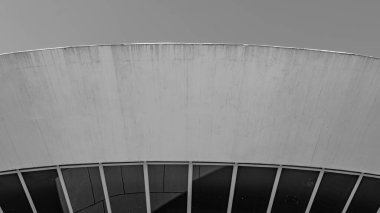 NITEROI, RIO de JANEIRO, BRAZIL - CIRCA 2021: Niteroi Çağdaş Sanat Müzesi 90 'ların sonunda Oscar Niemeyer tarafından tasarlanmıştır. Niemeyer tüm zamanların en ünlü Brezilyalı mimarıdır..