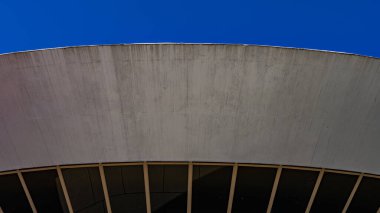 NITEROI, RIO de JANEIRO, BRAZIL - CIRCA 2021: Niteroi Çağdaş Sanat Müzesi 90 'ların sonunda Oscar Niemeyer tarafından tasarlanmıştır. Niemeyer tüm zamanların en ünlü Brezilyalı mimarıdır..