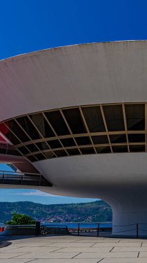 NITEROI, RIO de JANEIRO, BRAZIL - CIRCA 2021: Niteroi Çağdaş Sanat Müzesi 90 'ların sonunda Oscar Niemeyer tarafından tasarlanmıştır. Niemeyer tüm zamanların en ünlü Brezilyalı mimarıdır..
