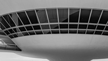 NITEROI, RIO de JANEIRO, BRAZIL - CIRCA 2021: Niteroi Çağdaş Sanat Müzesi 90 'ların sonunda Oscar Niemeyer tarafından tasarlanmıştır. Niemeyer tüm zamanların en ünlü Brezilyalı mimarıdır..