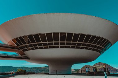 NITEROI, RIO de JANEIRO, BRAZIL - CIRCA 2021: Niteroi Çağdaş Sanat Müzesi 90 'ların sonunda Oscar Niemeyer tarafından tasarlanmıştır. Niemeyer tüm zamanların en ünlü Brezilyalı mimarıdır..
