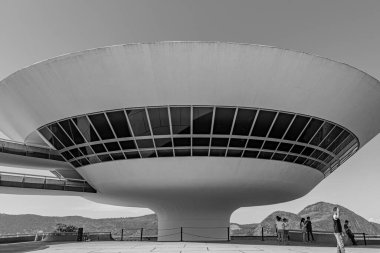 NITEROI, RIO de JANEIRO, BRAZIL - CIRCA 2021: Niteroi Çağdaş Sanat Müzesi 90 'ların sonunda Oscar Niemeyer tarafından tasarlanmıştır. Niemeyer tüm zamanların en ünlü Brezilyalı mimarıdır..
