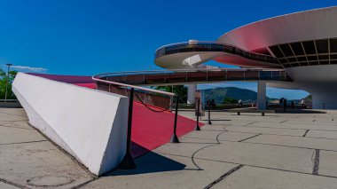 NITEROI, RIO de JANEIRO, BRAZIL - CIRCA 2021: Niteroi Çağdaş Sanat Müzesi 90 'ların sonunda Oscar Niemeyer tarafından tasarlanmıştır. Niemeyer tüm zamanların en ünlü Brezilyalı mimarıdır..