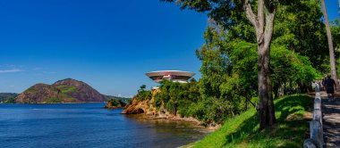 NITEROI, RIO de JANEIRO, BRAZIL - CIRCA 2021: Niteroi Çağdaş Sanat Müzesi 90 'ların sonunda Oscar Niemeyer tarafından tasarlanmıştır. Niemeyer tüm zamanların en ünlü Brezilyalı mimarıdır..