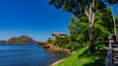 NITEROI, RIO de JANEIRO, BRAZIL - CIRCA 2021: Niteroi Çağdaş Sanat Müzesi 90 'ların sonunda Oscar Niemeyer tarafından tasarlanmıştır. Niemeyer tüm zamanların en ünlü Brezilyalı mimarıdır..