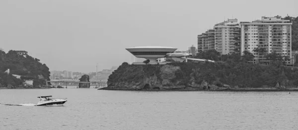 Niteroi Rio Janeiro Brazil Circa 2021 ニテロイ現代美術館は 1990年代後半にオスカー ニーマイヤーによって設計されました ニーマイヤーはブラジルで最も有名な建築家です — ストック写真