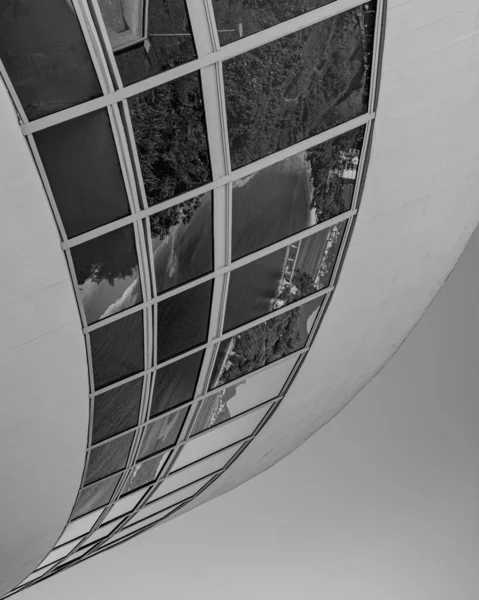 Niteroi Rio Janeiro Brazil Circa 2021 ニテロイ現代美術館は 1990年代後半にオスカー ニーマイヤーによって設計されました ニーマイヤーはブラジルで最も有名な建築家です — ストック写真