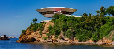 NITEROI, RIO de JANEIRO, BRAZIL - CIRCA 2021: Niteroi Çağdaş Sanat Müzesi 90 'ların sonunda Oscar Niemeyer tarafından tasarlanmıştır. Niemeyer tüm zamanların en ünlü Brezilyalı mimarıdır..