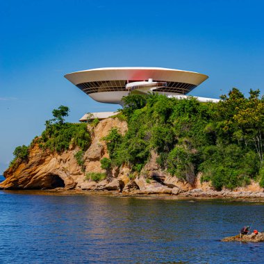 NITEROI, RIO de JANEIRO, BRAZIL - CIRCA 2021: Niteroi Çağdaş Sanat Müzesi 90 'ların sonunda Oscar Niemeyer tarafından tasarlanmıştır. Niemeyer tüm zamanların en ünlü Brezilyalı mimarıdır..