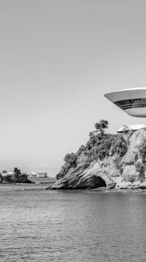 NITEROI, RIO de JANEIRO, BRAZIL - CIRCA 2021: Niteroi Çağdaş Sanat Müzesi 90 'ların sonunda Oscar Niemeyer tarafından tasarlanmıştır. Niemeyer tüm zamanların en ünlü Brezilyalı mimarıdır..