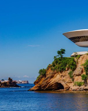 NITEROI, RIO de JANEIRO, BRAZIL - CIRCA 2021: Niteroi Çağdaş Sanat Müzesi 90 'ların sonunda Oscar Niemeyer tarafından tasarlanmıştır. Niemeyer tüm zamanların en ünlü Brezilyalı mimarıdır..