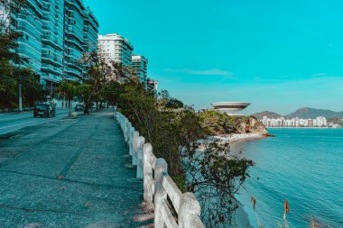 NITEROI, RIO de JANEIRO, BRAZIL - CIRCA 2021: Niteroi Çağdaş Sanat Müzesi 90 'ların sonunda Oscar Niemeyer tarafından tasarlanmıştır. Niemeyer tüm zamanların en ünlü Brezilyalı mimarıdır..
