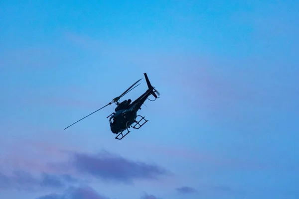 在巴西里约热内卢一个社区 贫民区 的民警打击有组织犯罪和贩毒行动期间提供空中支助的直升机 — 图库照片