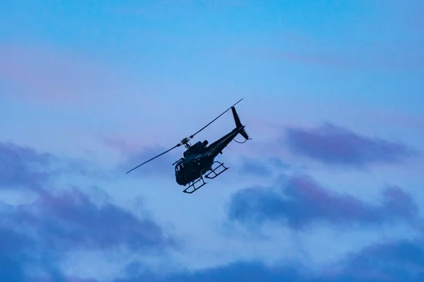 Vrtulník Poskytující Leteckou Podporu Během Operace Civilní Policie Zaměřené Boj — Stock fotografie