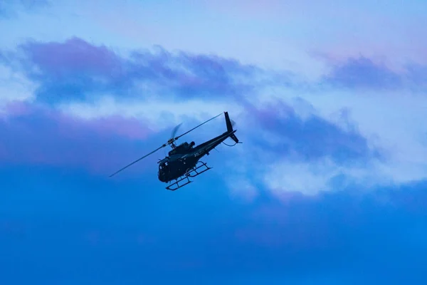 Helikopteri Joka Tarjoaa Ilmatukea Järjestäytyneen Rikollisuuden Huumekaupan Torjumiseen Tähtäävässä Siviilipoliisioperaatiossa — kuvapankkivalokuva