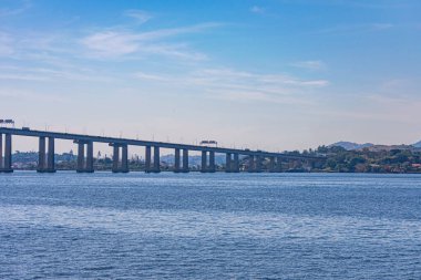 Başkan Costa ve Silva Köprüsü, halk arasında Rio-Niteri Köprüsü olarak bilinir, Guanabara Körfezi, Brezilya