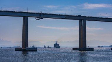 Başkan Costa ve Silva Köprüsü, halk arasında Rio-Niteri Köprüsü olarak bilinir, Guanabara Körfezi, Brezilya