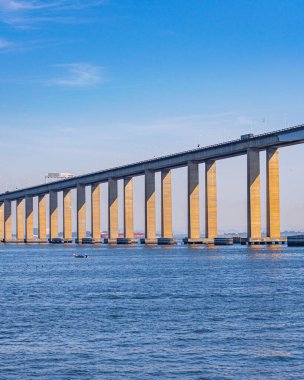 Başkan Costa ve Silva Köprüsü, halk arasında Rio-Niteri Köprüsü olarak bilinir, Guanabara Körfezi, Brezilya