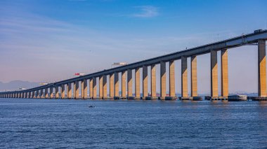 Başkan Costa ve Silva Köprüsü, halk arasında Rio-Niteri Köprüsü olarak bilinir, Guanabara Körfezi, Brezilya