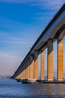 Başkan Costa ve Silva Köprüsü, halk arasında Rio-Niteri Köprüsü olarak bilinir, Guanabara Körfezi, Brezilya