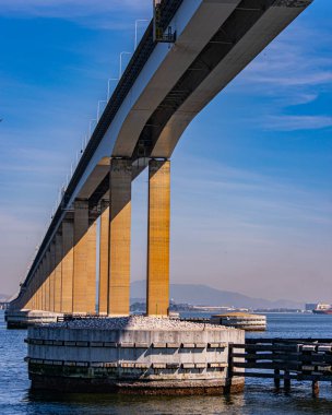 Başkan Costa ve Silva Köprüsü, halk arasında Rio-Niteri Köprüsü olarak bilinir, Guanabara Körfezi, Brezilya