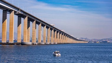Başkan Costa ve Silva Köprüsü, halk arasında Rio-Niteri Köprüsü olarak bilinir, Guanabara Körfezi, Brezilya
