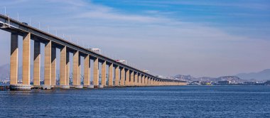 Başkan Costa ve Silva Köprüsü, halk arasında Rio-Niteri Köprüsü olarak bilinir, Guanabara Körfezi, Brezilya