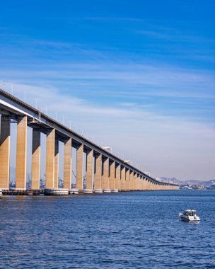 Başkan Costa ve Silva Köprüsü, halk arasında Rio-Niteri Köprüsü olarak bilinir, Guanabara Körfezi, Brezilya