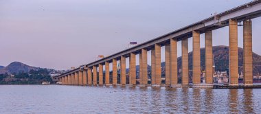 Başkan Costa ve Silva Köprüsü, halk arasında Rio-Niteri Köprüsü olarak bilinir, Guanabara Körfezi, Brezilya