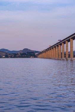Başkan Costa ve Silva Köprüsü, halk arasında Rio-Niteri Köprüsü olarak bilinir, Guanabara Körfezi, Brezilya