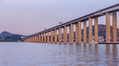 Başkan Costa ve Silva Köprüsü, halk arasında Rio-Niteri Köprüsü olarak bilinir, Guanabara Körfezi, Brezilya