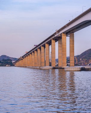 Başkan Costa ve Silva Köprüsü, halk arasında Rio-Niteri Köprüsü olarak bilinir, Guanabara Körfezi, Brezilya