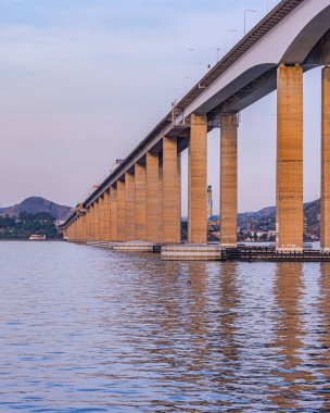 Başkan Costa ve Silva Köprüsü, halk arasında Rio-Niteri Köprüsü olarak bilinir, Guanabara Körfezi, Brezilya