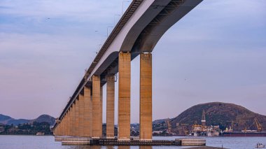 Başkan Costa ve Silva Köprüsü, halk arasında Rio-Niteri Köprüsü olarak bilinir, Guanabara Körfezi, Brezilya