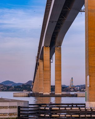 Başkan Costa ve Silva Köprüsü, halk arasında Rio-Niteri Köprüsü olarak bilinir, Guanabara Körfezi, Brezilya