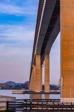 Başkan Costa ve Silva Köprüsü, halk arasında Rio-Niteri Köprüsü olarak bilinir, Guanabara Körfezi, Brezilya