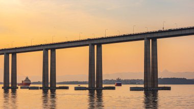 Başkan Costa ve Silva Köprüsü, halk arasında Rio-Niteri Köprüsü olarak bilinir, Guanabara Körfezi, Brezilya