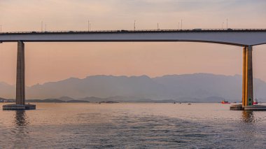 Başkan Costa ve Silva Köprüsü, halk arasında Rio-Niteri Köprüsü olarak bilinir, Guanabara Körfezi, Brezilya
