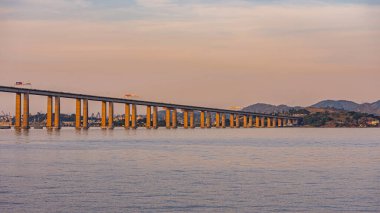 Başkan Costa ve Silva Köprüsü, halk arasında Rio-Niteri Köprüsü olarak bilinir, Guanabara Körfezi, Brezilya