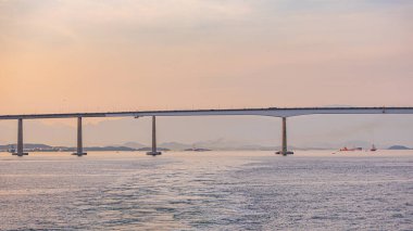 Başkan Costa ve Silva Köprüsü, halk arasında Rio-Niteri Köprüsü olarak bilinir, Guanabara Körfezi, Brezilya