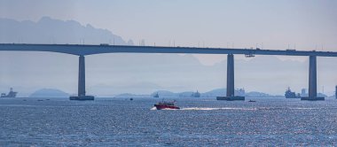 Başkan Costa ve Silva Köprüsü, halk arasında Rio-Niteri Köprüsü olarak bilinir, Guanabara Körfezi, Brezilya