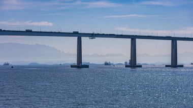 Başkan Costa ve Silva Köprüsü, halk arasında Rio-Niteri Köprüsü olarak bilinir, Guanabara Körfezi, Brezilya
