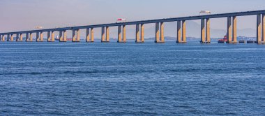Başkan Costa ve Silva Köprüsü, halk arasında Rio-Niteri Köprüsü olarak bilinir, Guanabara Körfezi, Brezilya