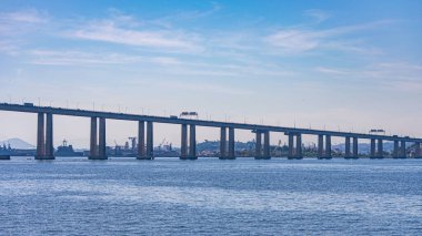 Başkan Costa ve Silva Köprüsü, halk arasında Rio-Niteri Köprüsü olarak bilinir, Guanabara Körfezi, Brezilya